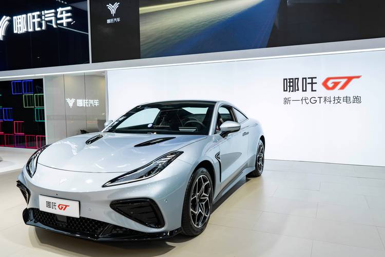 广州114哪吒汽车在智能汽车领域的表现，领途汽车在新能源汽车市场中的影响力